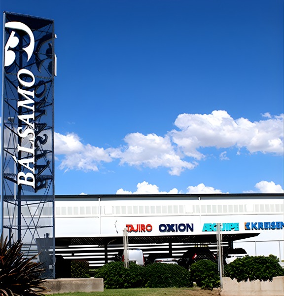 Interior del almacén de Balsamo Autopartes mostrando organización y variedad de repuestos